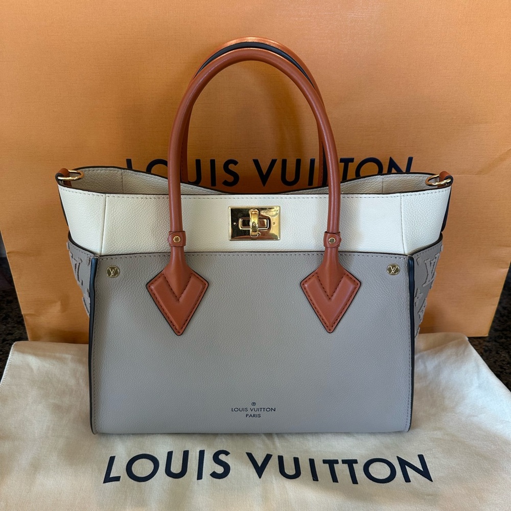Like New Louis Vuitton “on my side” MM Galet Grey - Picture 9 of 10